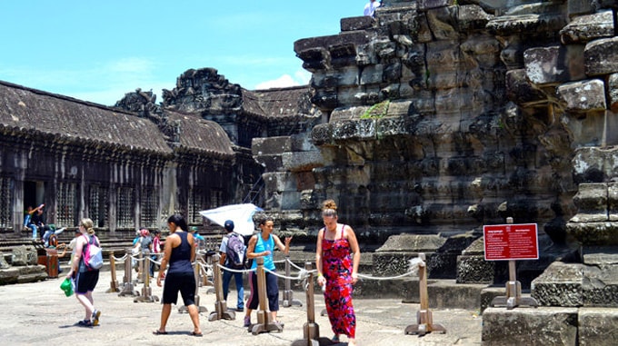 Cấm du khách ăn mặc hở hang vào thăm đền Angkor-min